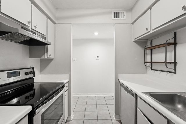 4637 Wild Indigo Street 492, Houston, TX 77027