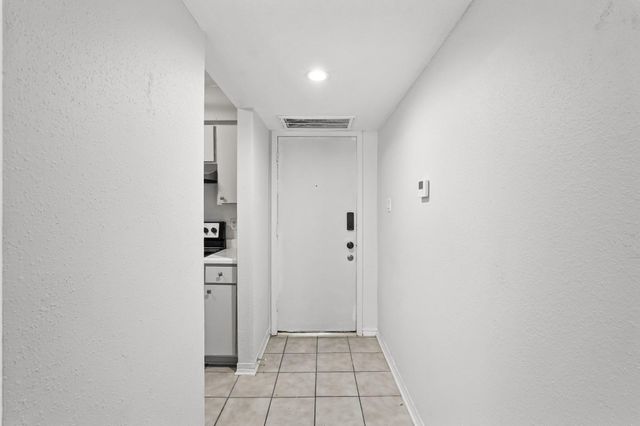 4637 Wild Indigo Street 492, Houston, TX 77027