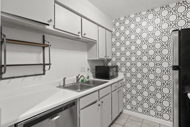 4637 Wild Indigo Street 492, Houston, TX 77027