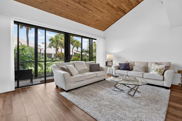 222 Old Meadow Way, Palm Beach Gardens, FL 33418