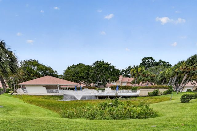 222 Old Meadow Way, Palm Beach Gardens, FL 33418