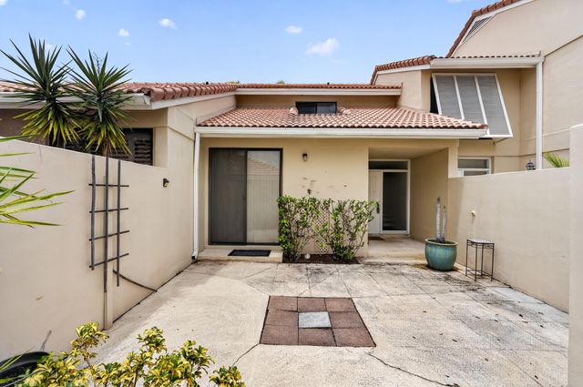 222 Old Meadow Way, Palm Beach Gardens, FL 33418