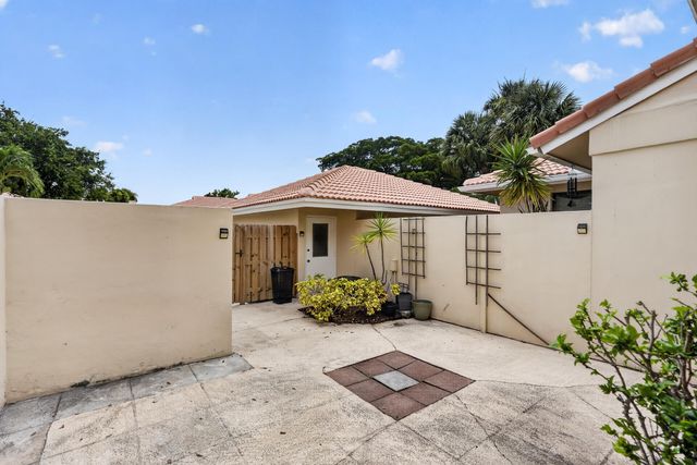 222 Old Meadow Way, Palm Beach Gardens, FL 33418