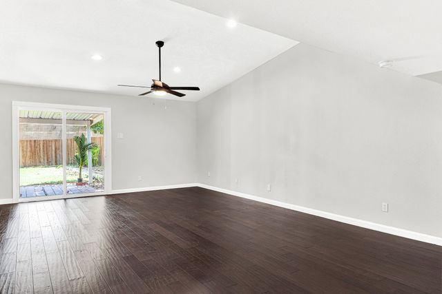 1906 Haymeadow, Carrollton, TX 75007
