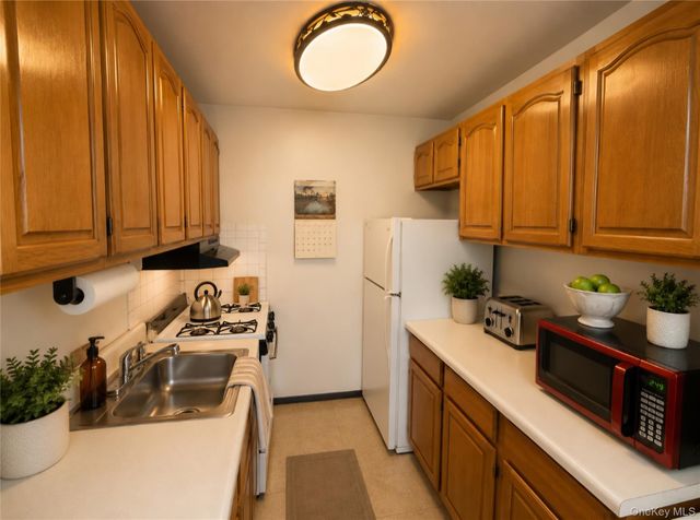 1003 Barclay Manor 10C, Newburgh, NY 12550