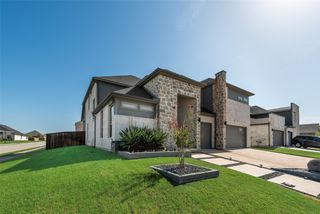 211 Coyote Creek Drive, Lavon, TX 75166