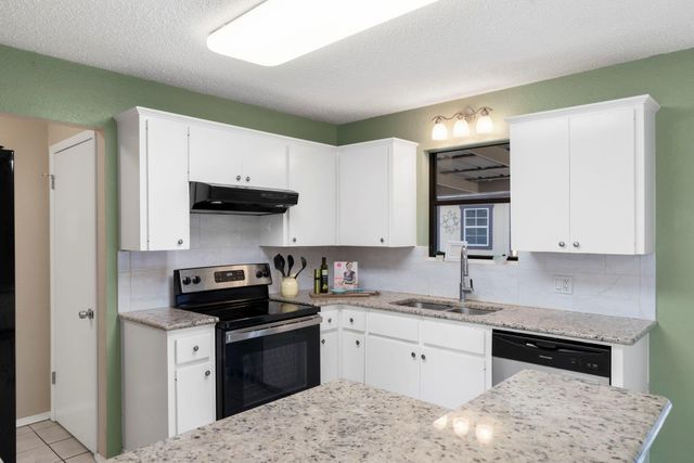 500 Grand Prairie CIR, Dripping Springs, TX 78620