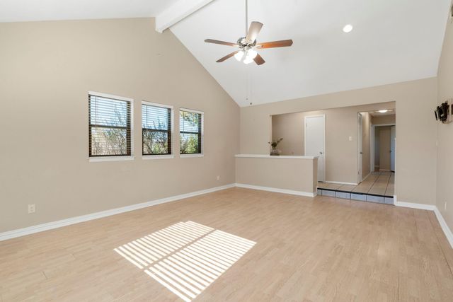 500 Grand Prairie CIR, Dripping Springs, TX 78620