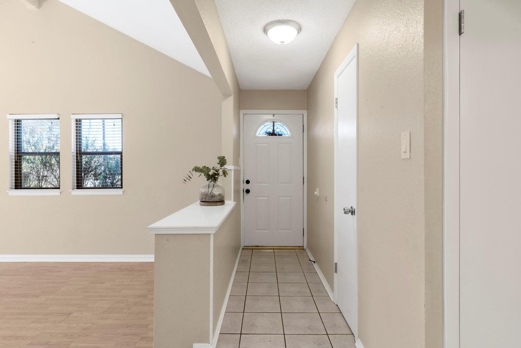 500 Grand Prairie CIR, Dripping Springs, TX 78620