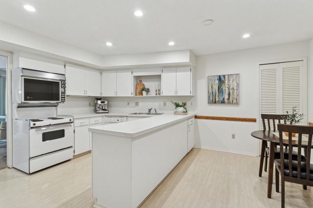 3412 Oak Ridge Road 211, Hopkins, MN 55305