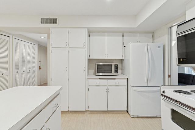 3412 Oak Ridge Road 211, Hopkins, MN 55305