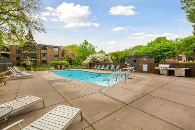 3412 Oak Ridge Road 211, Hopkins, MN 55305