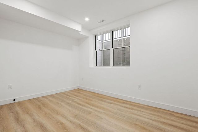 323 Nevada 2, Newton, MA 02460
