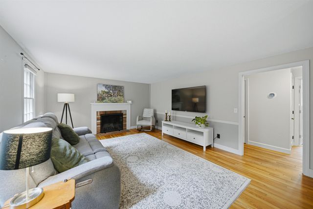 24 Manchester Road, Amherst, NH 03031