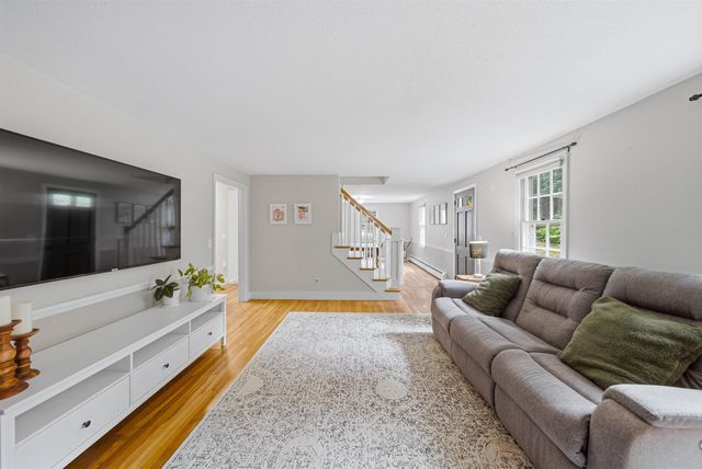24 Manchester Road, Amherst, NH 03031