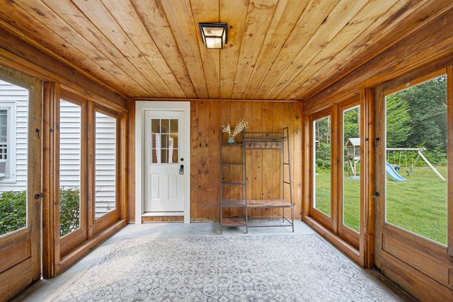 24 Manchester Road, Amherst, NH 03031