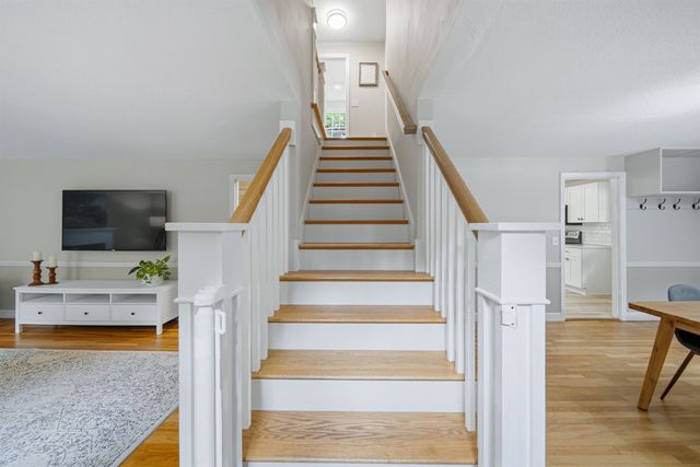 24 Manchester Road, Amherst, NH 03031