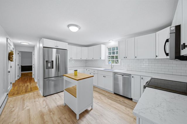 24 Manchester Road, Amherst, NH 03031