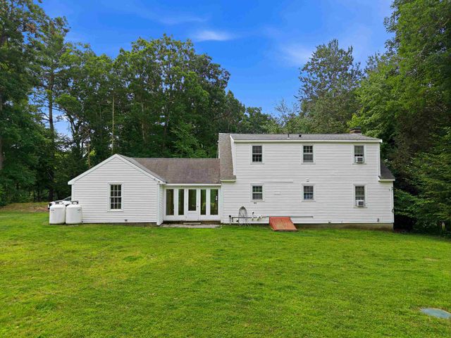 24 Manchester Road, Amherst, NH 03031