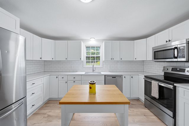 24 Manchester Road, Amherst, NH 03031