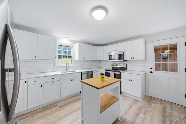 24 Manchester Road, Amherst, NH 03031