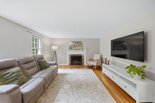 24 Manchester Road, Amherst, NH 03031