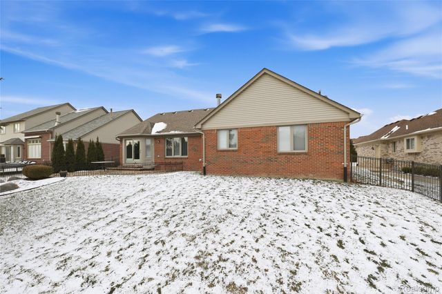 48274 Beacon Square Drive, Macomb Township, MI 48044