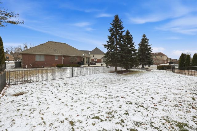 48274 Beacon Square Drive, Macomb Township, MI 48044