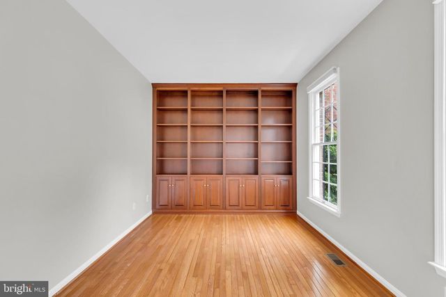 8006 COMERFORD DR, Fairfax Station, VA 22039