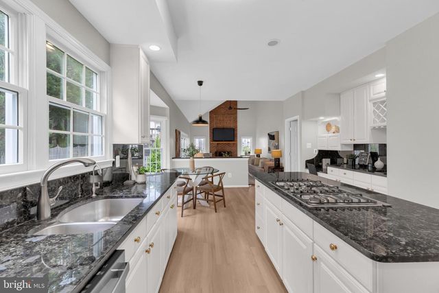 8006 COMERFORD DR, Fairfax Station, VA 22039