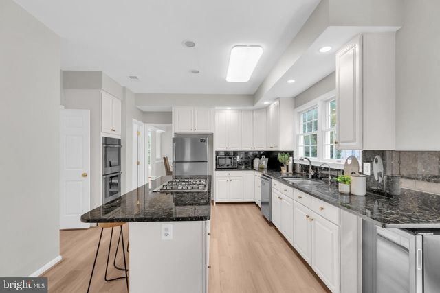 8006 COMERFORD DR, Fairfax Station, VA 22039