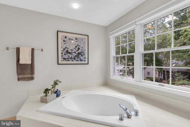 8006 COMERFORD DR, Fairfax Station, VA 22039