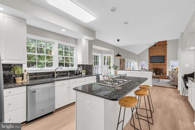 8006 COMERFORD DR, Fairfax Station, VA 22039