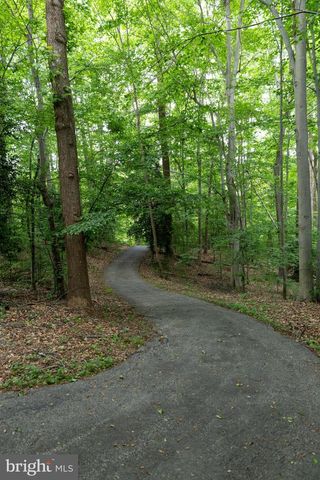 8006 COMERFORD DR, Fairfax Station, VA 22039