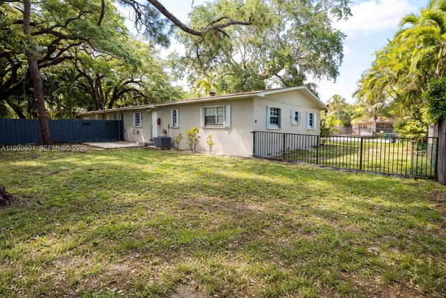 1762 NE 145th St 1760, Miami, FL 33181