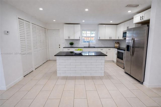 1762 NE 145th St 1760, Miami, FL 33181