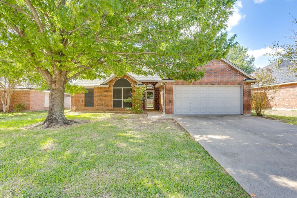941 Jessica Drive, Burleson, TX 76028 — exterior