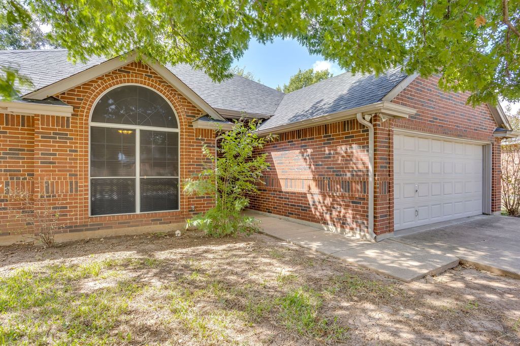 941 Jessica Drive, Burleson, TX 76028 — photo 2