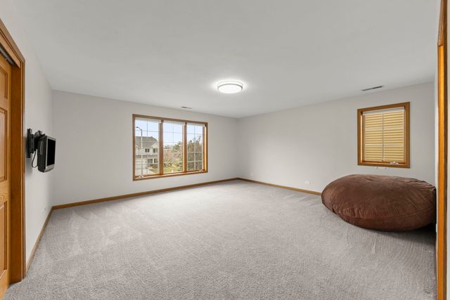 393 E 16th Place, Lombard, IL 60148