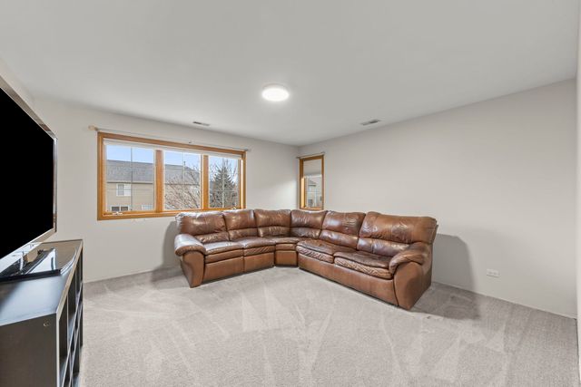 393 E 16th Place, Lombard, IL 60148