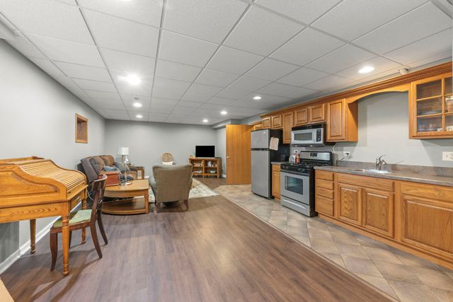 393 E 16th Place, Lombard, IL 60148