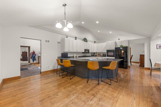 393 E 16th Place, Lombard, IL 60148