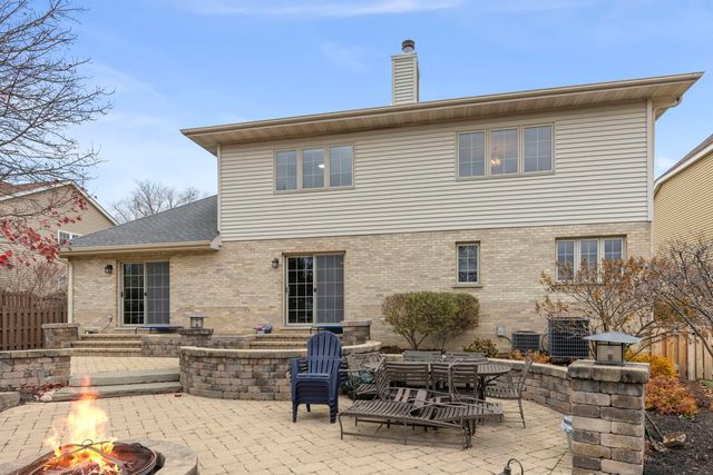 393 E 16th Place, Lombard, IL 60148