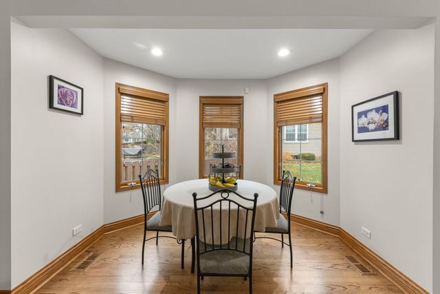 393 E 16th Place, Lombard, IL 60148