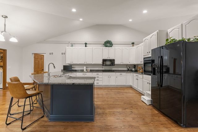 393 E 16th Place, Lombard, IL 60148