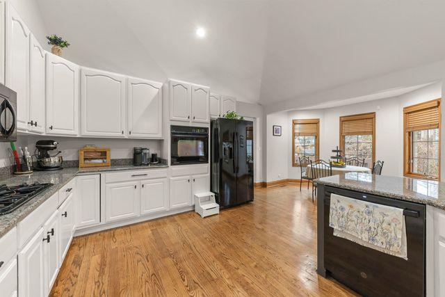 393 E 16th Place, Lombard, IL 60148