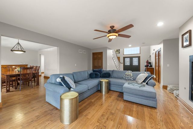 393 E 16th Place, Lombard, IL 60148