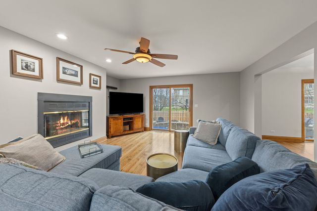 393 E 16th Place, Lombard, IL 60148