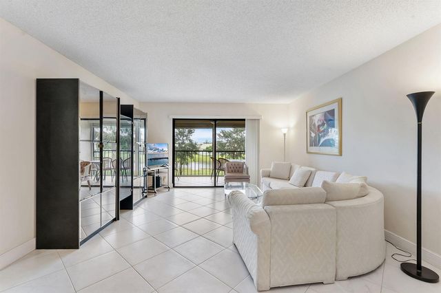 7260 Kinghurst Drive 205, Delray Beach, FL 33446