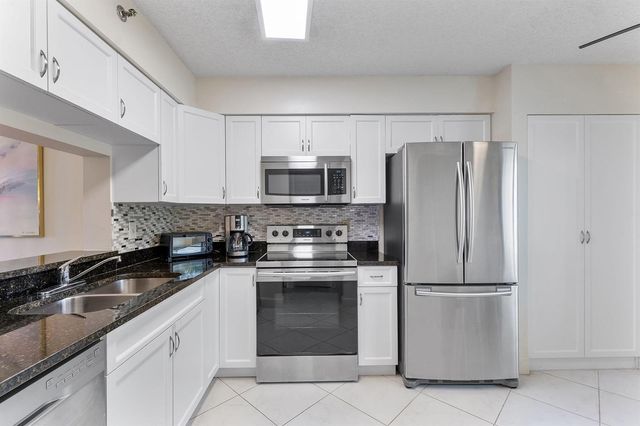 7260 Kinghurst Drive 205, Delray Beach, FL 33446